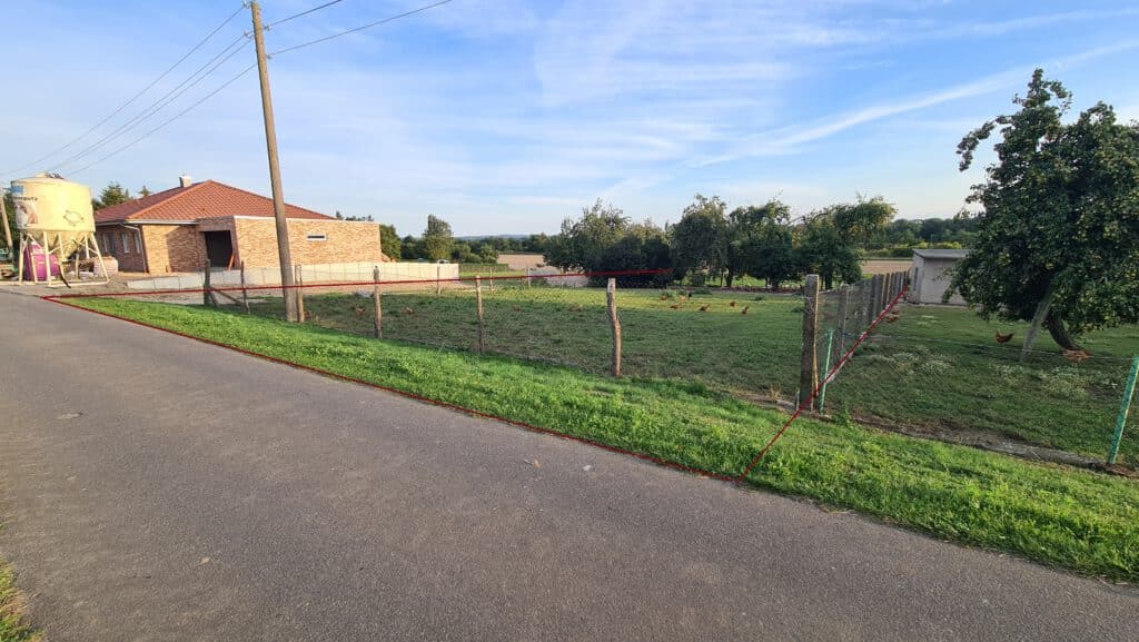 Blick auf ein Baugrundstück in Dolgen am See in ländlicher Umgebung.