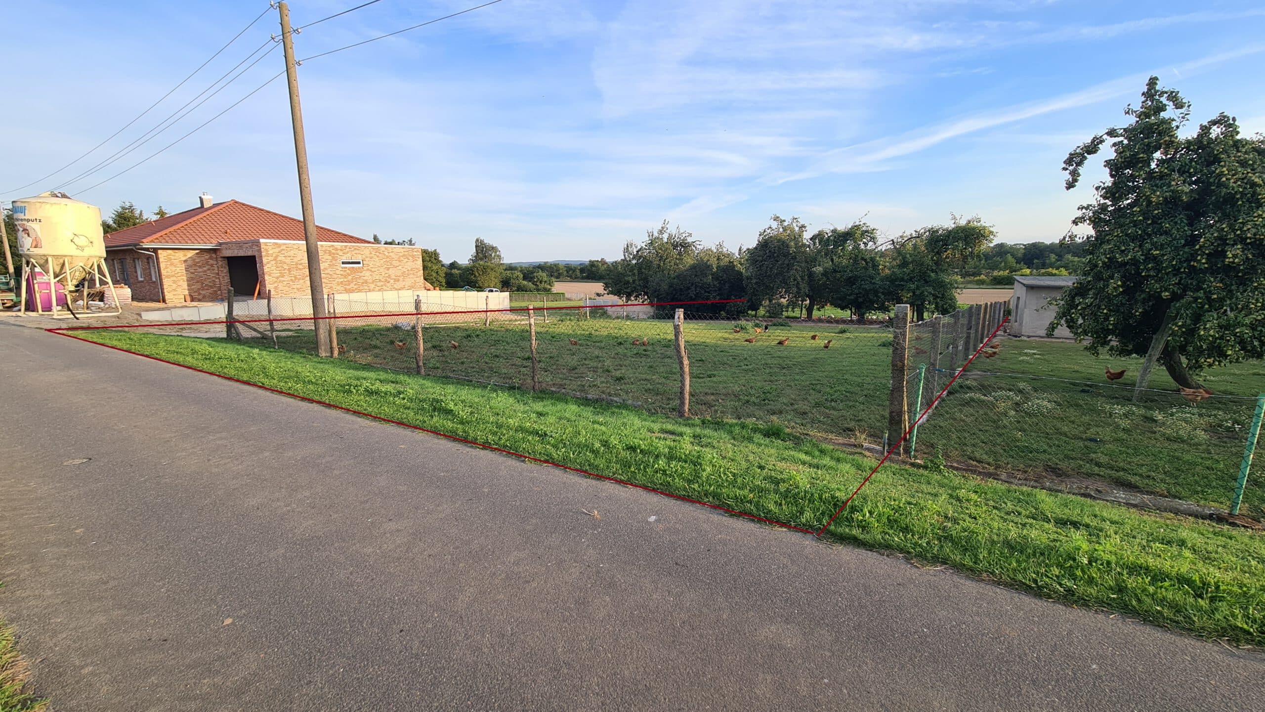 Blick auf ein Baugrundstück in Dolgen am See in ländlicher Umgebung.