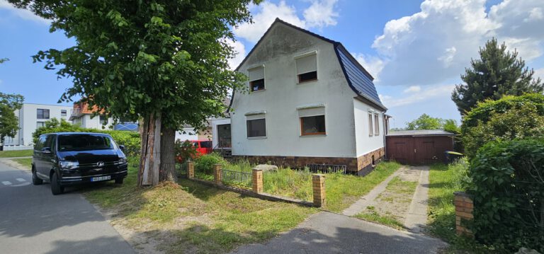 Außenansicht eines Einfamilienhauses mit Zufahrt und Garage in Rostock & Umgebung.