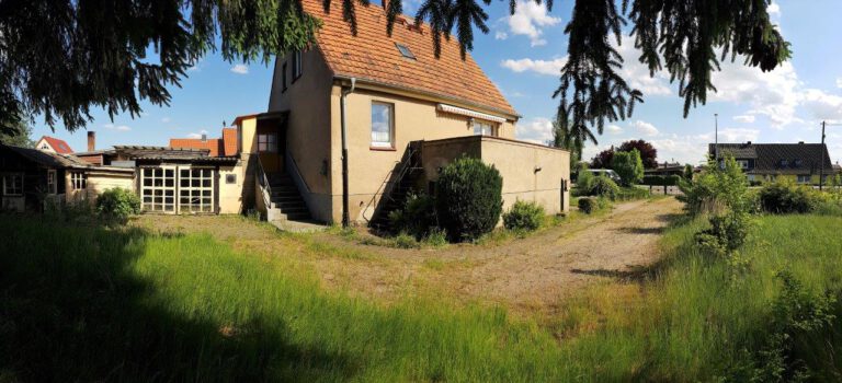 Blick Südwest auf ein Einfamilienhaus mit Hofbereich – Referenzobjekt 5612.