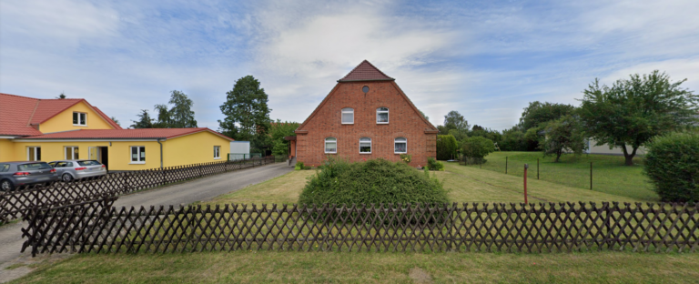 Außenansicht eines großen Einfamilienhauses mit Einliegerwohnung in Roggentin (Beispielansicht, ohne Adresse).