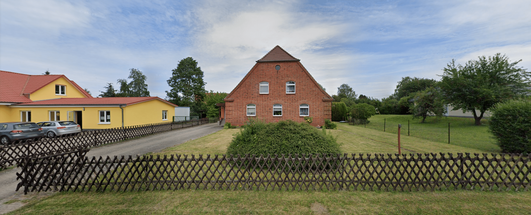 Außenansicht eines großen Einfamilienhauses mit Einliegerwohnung in Roggentin (Beispielansicht, ohne Adresse).
