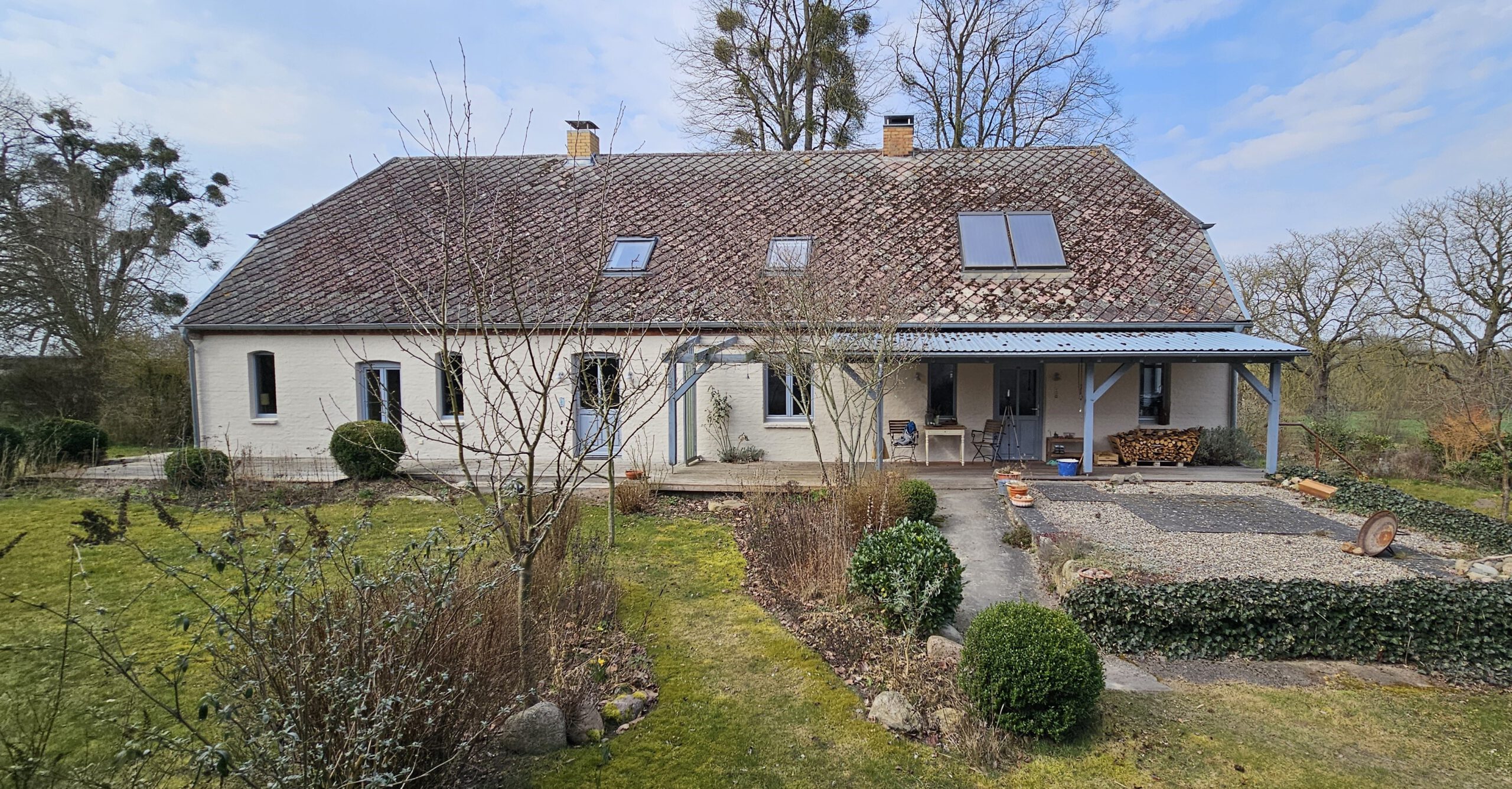 Landhaus mit Einliegerwohnung und Nebengebäude in ländlicher Lage (Beispielansicht).