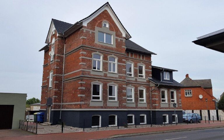 Straßenansicht eines Mehrfamilienhauses im Backsteinbau – Referenzobjekt 5626.