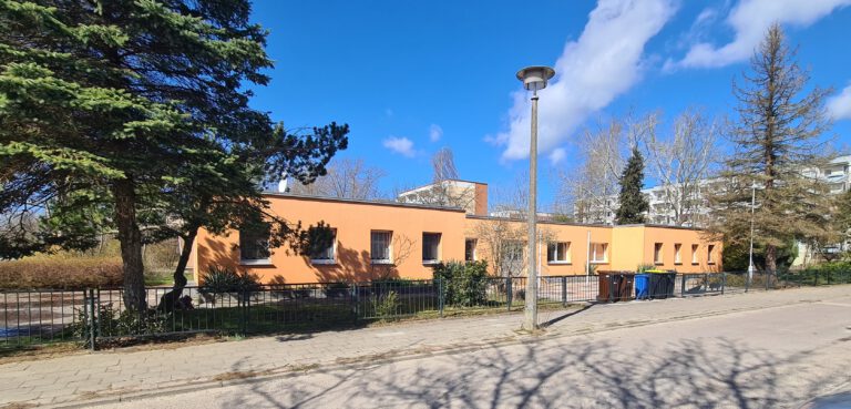 Außenansicht eines Mehrfamilienhauses in Rostock – Referenzobjekt 5712.