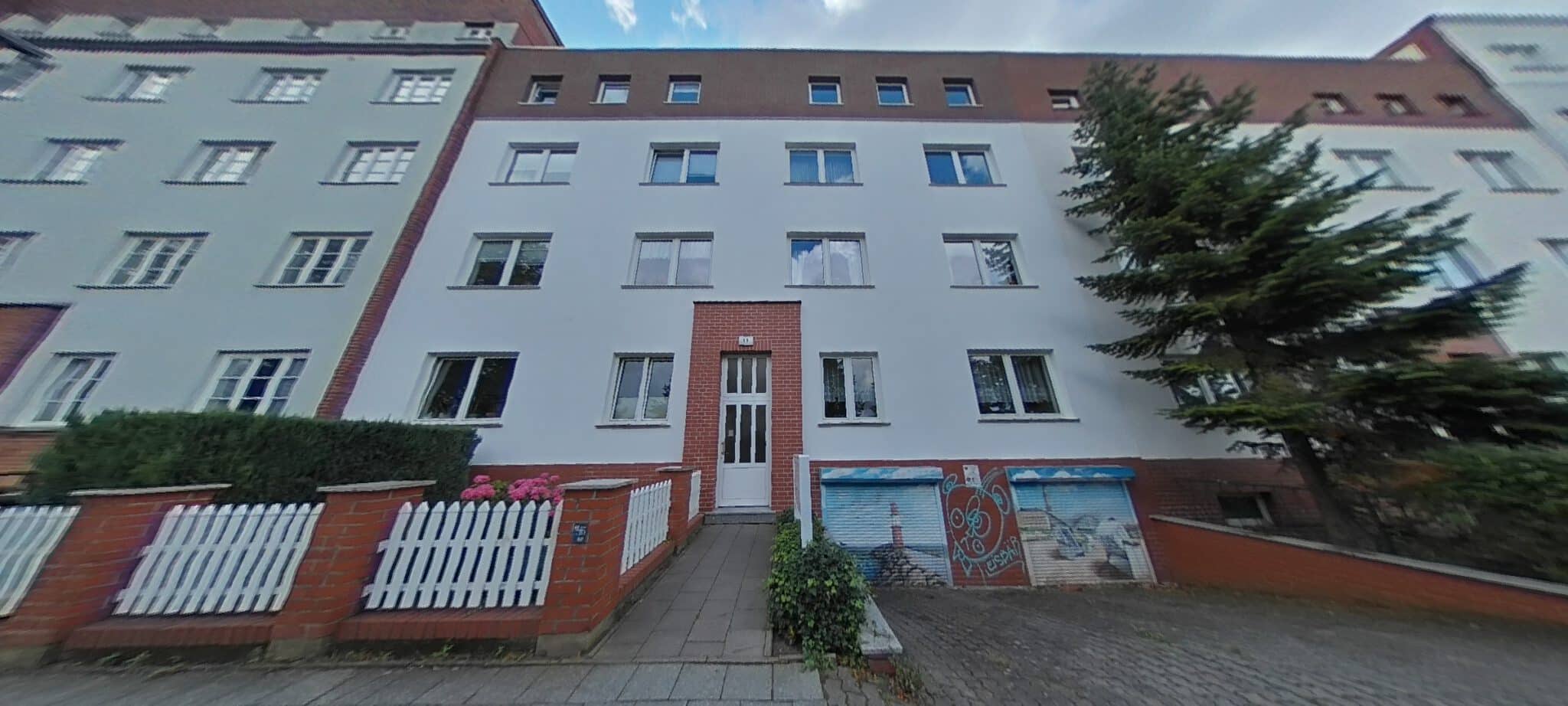Straßenansicht eines Mehrfamilienhauses in Rostock (18057) – Referenzobjekt 5725.