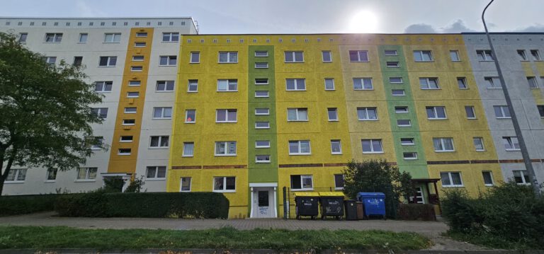 Außenansicht eines Mehrfamilienhauses mit 10 Drei-Zimmer-Wohnungen in Rostock-Toitenwinkel (18147) – Referenzobjekt 5733.