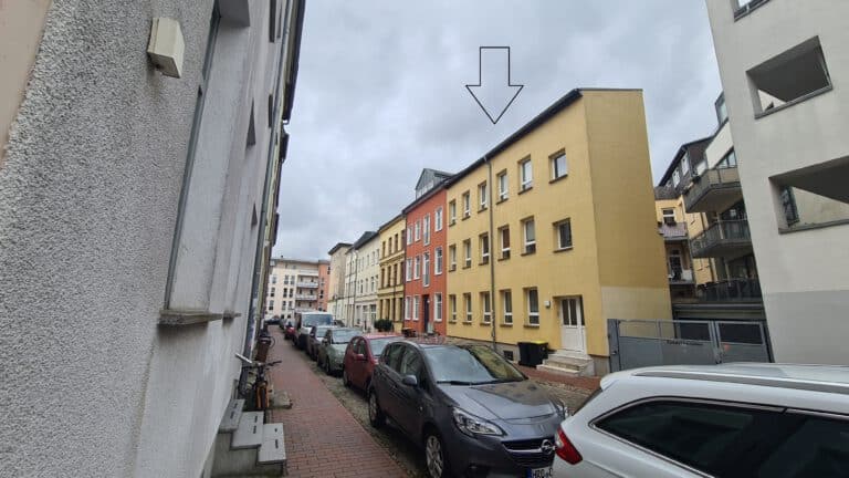 Straßenansicht eines Mehrfamilienhauses in Rostock (Stadtzentrum) – Referenz