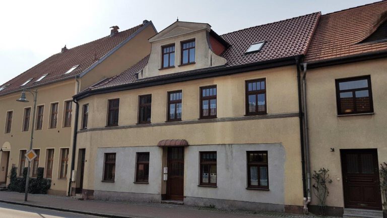 Straßenansicht eines Mehrfamilienhauses mit rotem Ziegeldach in Tessin – Referenzobjekt 5639.