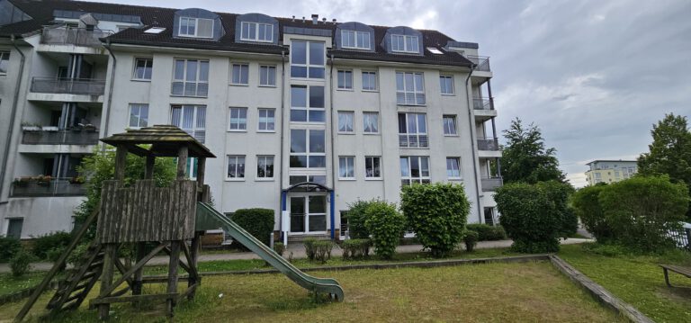 Außenansicht einer Wohnanlage mit Spielplatz in Rostock – Referenzobjekt 5747.