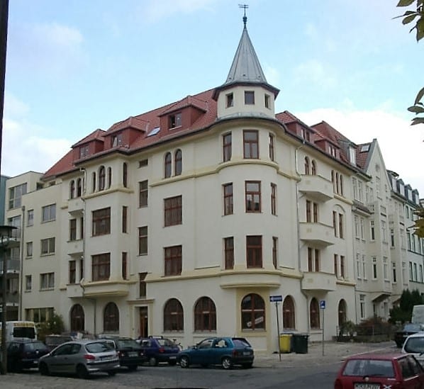 Eckansicht des sanierten Altbaus mit Turmspitze in der Kröpeliner-Tor-Vorstadt Rostock – Referenzobjekt 5508 – Büchel Immobilien Rostock