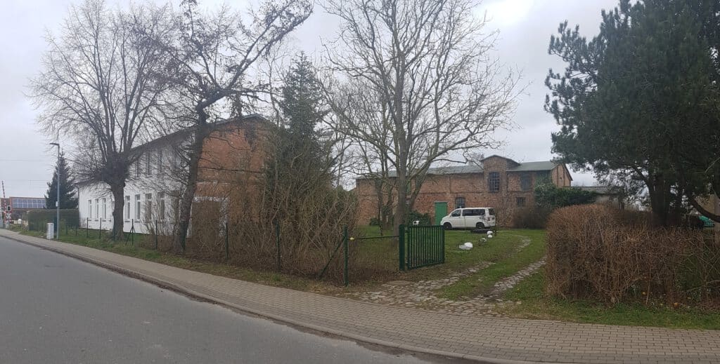 Straßenseitige Außenansicht des Bauernhauses mit Nebengebäude in Mönchhagen – Referenzobjekt 5668 – Büchel Immobilien Rostock