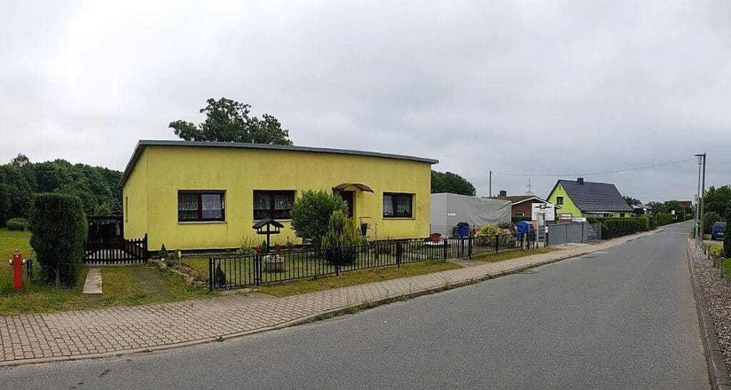 Straßenansicht des Bungalows in Dettmannsdorf-Kölzow – Referenzobjekt 5566 – Büchel Immobilien Rostock