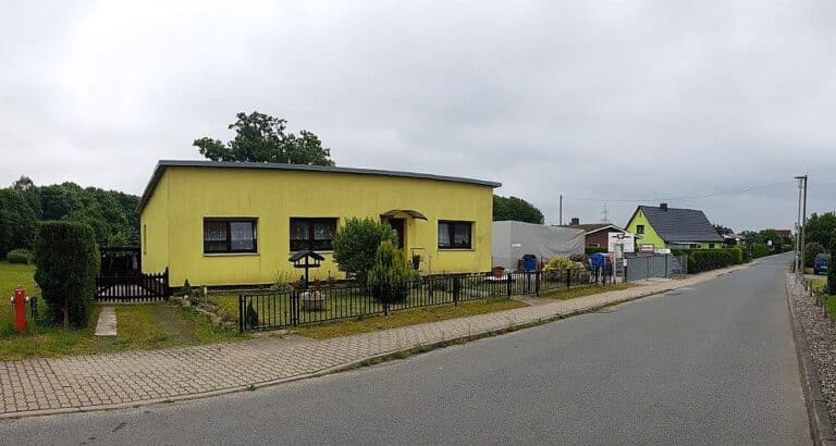 Straßenansicht des Bungalows in Dettmannsdorf-Kölzow – Referenzobjekt 5566 – Büchel Immobilien Rostock