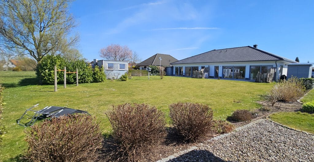 Gartenansicht des Bungalows in Kösterbeck/Roggentin, Eichenallee – Referenzobjekt 5767-2 – Büchel Immobilien Rostock