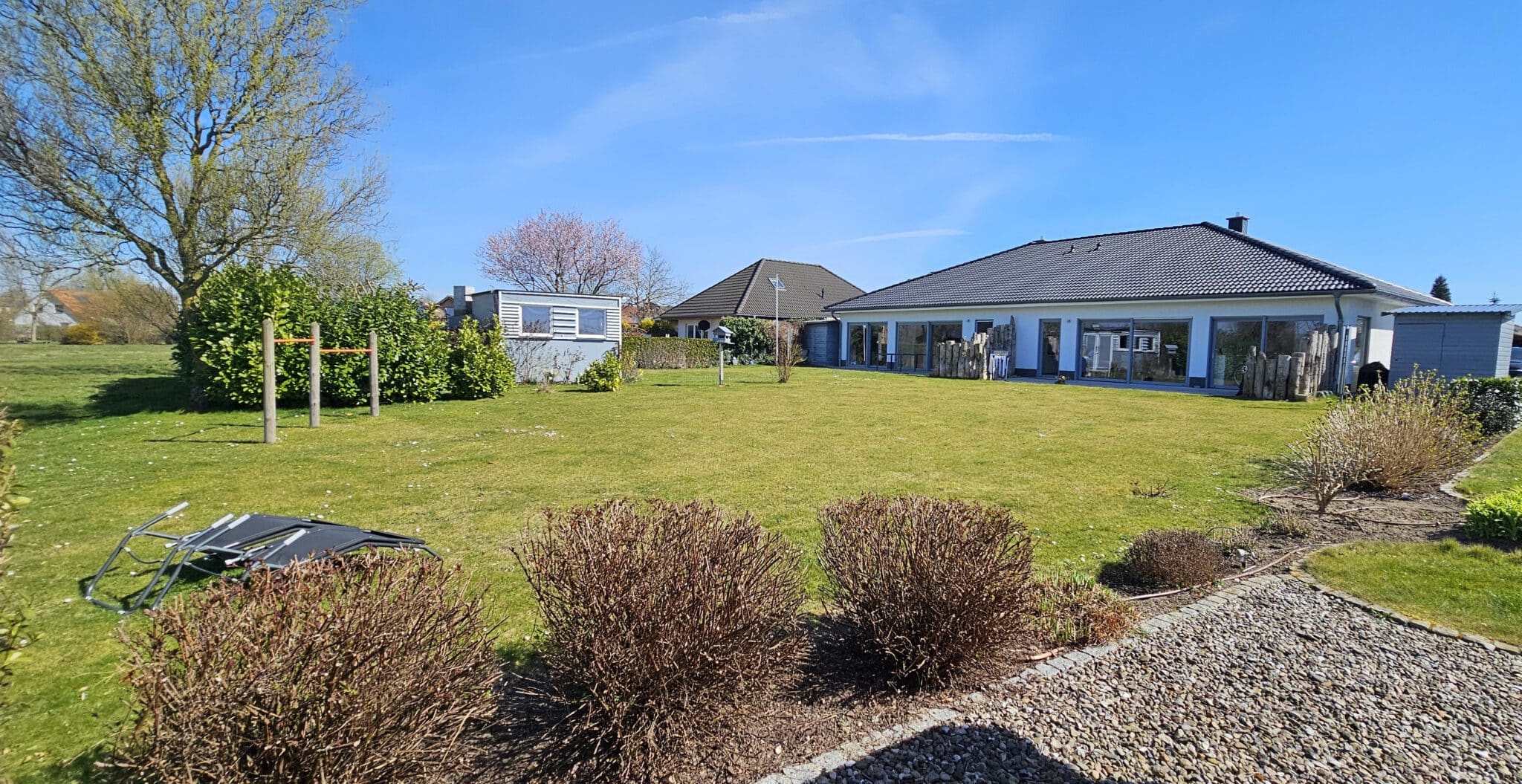 Gartenansicht des Bungalows in Kösterbeck/Roggentin, Eichenallee – Referenzobjekt 5767-2 – Büchel Immobilien Rostock