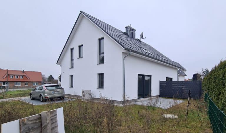 Außenansicht der Neubau-Doppelhaushälfte in Elmenhorst-Lichtenhagen (Lichtenhagen Dorf) – Referenzobjekt 5697 – Büchel Immobilien Rostock