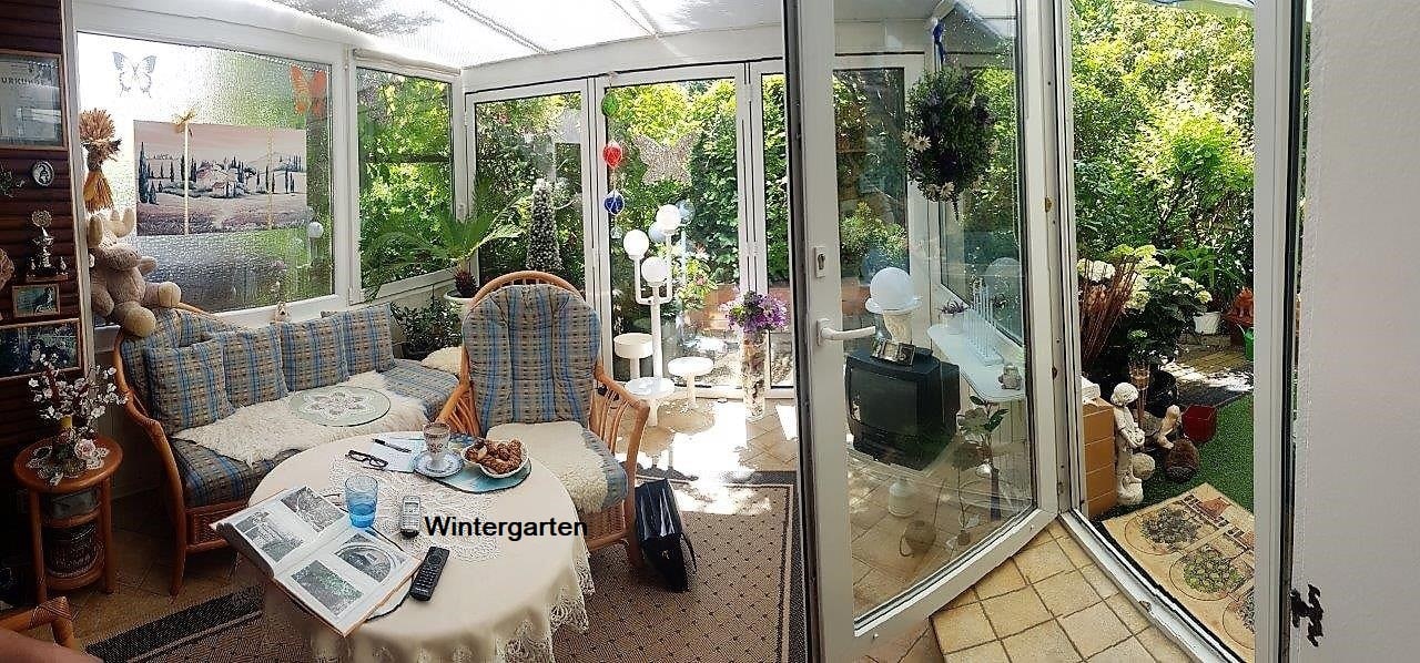 Blick in den verglasten Wintergarten der Erdgeschosswohnung in Rostock-Groß Klein – Referenzobjekt 5568 – Büchel Immobilien Rostock