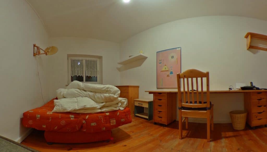 Fremdenzimmer im Dachgeschoss mit Dielenboden der Eigentumswohnung in Rostock-KTV (Hundertmännerstraße) – Referenzobjekt 5597 – Büchel Immobilien Rostock