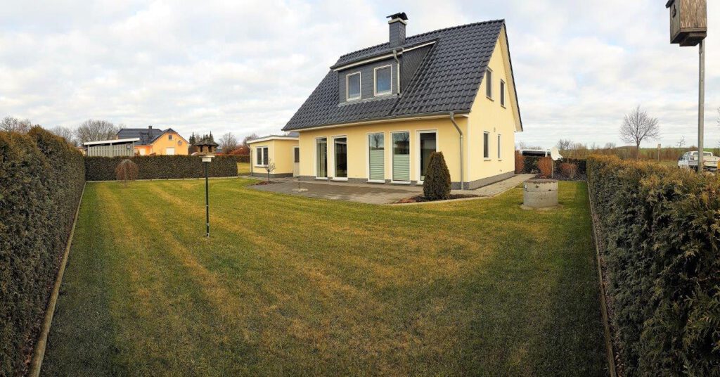 Gartenansicht des Einfamilienhauses in Bröbberow (Landkreis Rostock) – Referenzobjekt 5523 – Büchel Immobilien Rostock