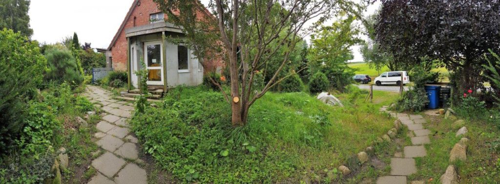 Außenansicht des Einfamilienhauses in Sundhagen-Mannhagen mit Gartenbereich und Zuweg – Referenzobjekt 5572 – Büchel Immobilien Rostock