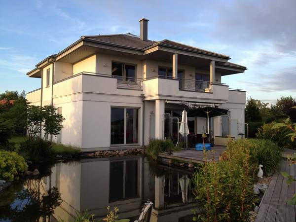 Gartenansicht mit Teich des Einfamilienhauses in Thulendorf bei Rostock – Referenzobjekt 509 – Büchel Immobilien Rostock