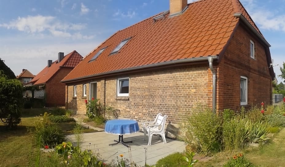 Gartenansicht mit Terrasse des Einfamilienhauses in Zepelin bei Bützow – Referenzobjekt 5142 – Büchel Immobilien Rostock