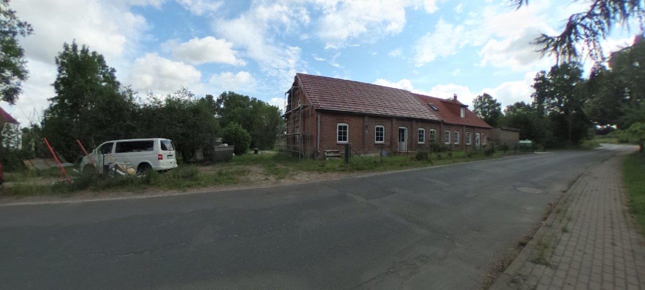 Straßenansicht einer ausbaureifen Doppelhaushälfte in Mamerow (Gemeinde Lalendorf) – Referenzobjekt 5695