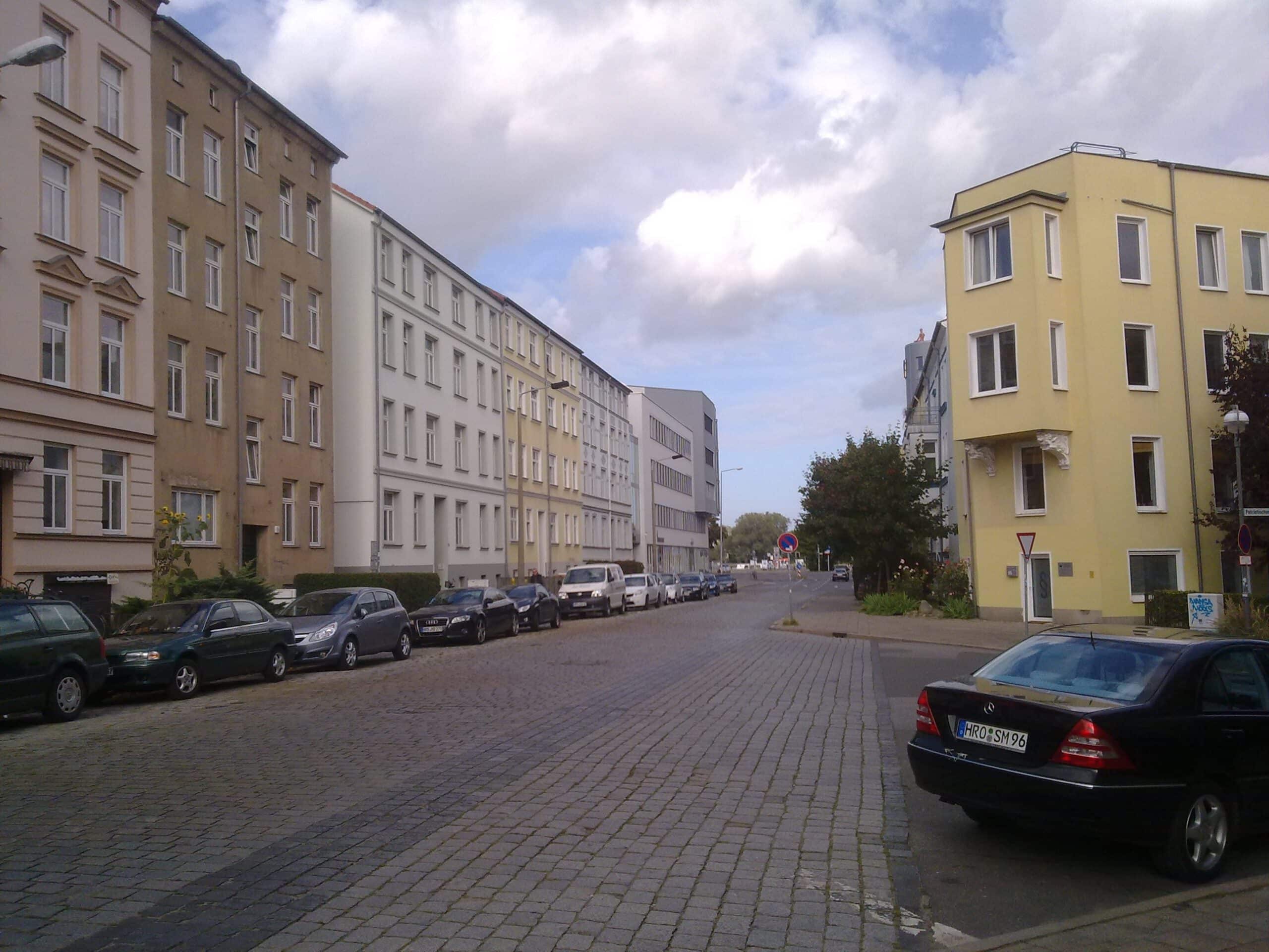 Straßenansicht des Mehrfamilienhauses am Kabutzenhof in der Rostocker Kröpeliner-Tor-Vorstadt – Referenzobjekt 378 – Büchel Immobilien Rostock