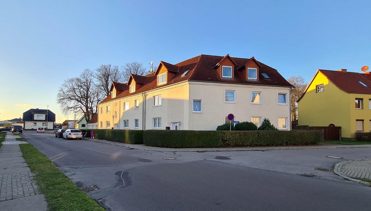 Außenansicht des Mehrfamilienhauses in Ribnitz-Damgarten, Querstraße – Referenzobjekt 5699 – Büchel Immobilien Rostock