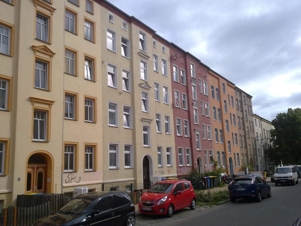 Straßenseitige Außenansicht des Mehrfamilienhauses in der Kröpeliner-Tor-Vorstadt Rostock – Referenzobjekt 5153 – Büchel Immobilien Rostock