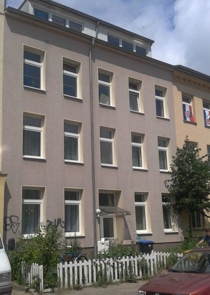 Außenansicht des Mehrfamilienhauses in Rostock-KTV (Kröpeliner-Tor-Vorstadt) – Referenzobjekt 5538 – Büchel Immobilien Rostock