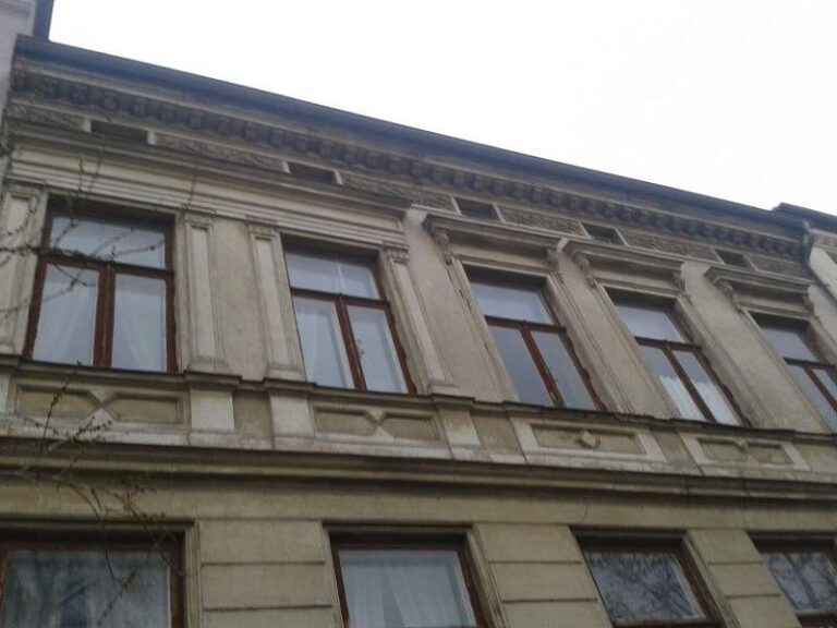 Fassadendetail des Mehrfamilienhauses im Rostocker Bahnhofsviertel – Referenzobjekt 5178 – Büchel Immobilien Rostock