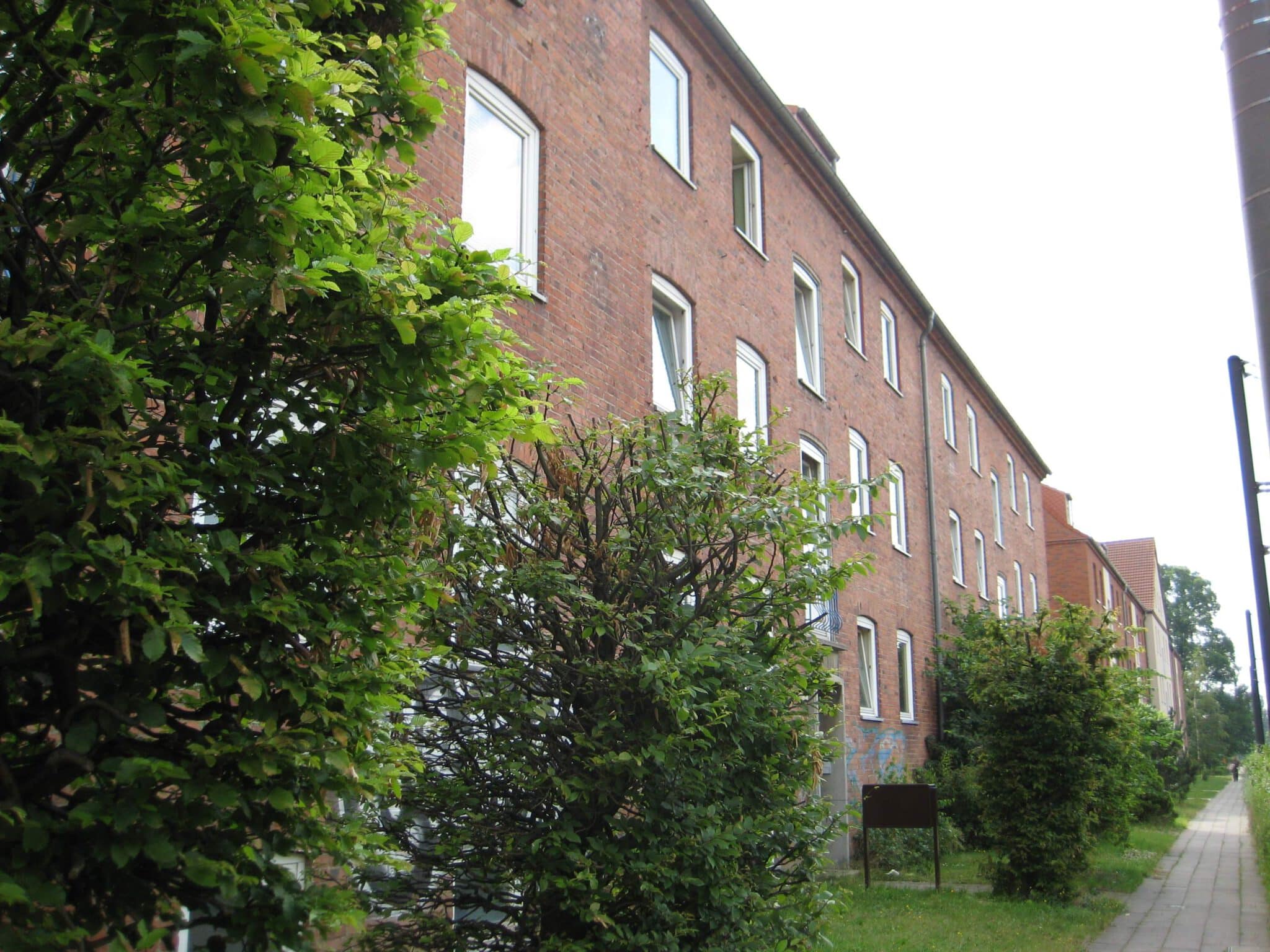 Straßenseitige Außenansicht des Mehrfamilienhauses mit Backsteinfassade in Rostock-Reutershagen – Referenzobjekt 581 – Büchel Immobilien Rostock