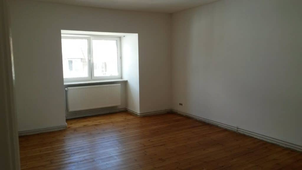 Wohnraum mit aufbereitetem Dielenboden nach Komplettsanierung – Mietwohnung im Bahnhofsviertel Rostock – Referenzobjekt 5255 – Büchel Immobilien Rostock