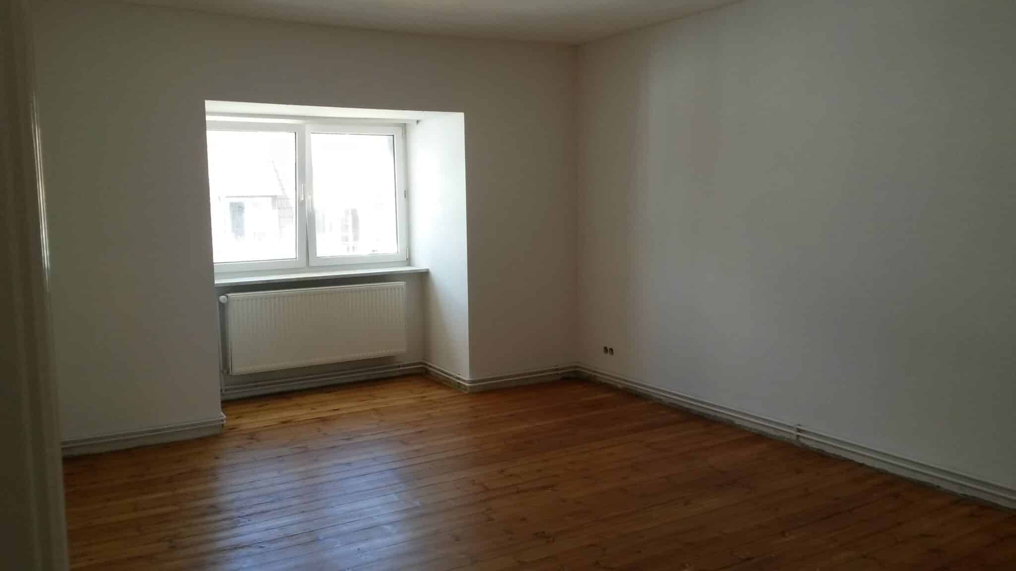 Wohnraum mit aufbereitetem Dielenboden nach Komplettsanierung – Mietwohnung im Bahnhofsviertel Rostock – Referenzobjekt 5255 – Büchel Immobilien Rostock