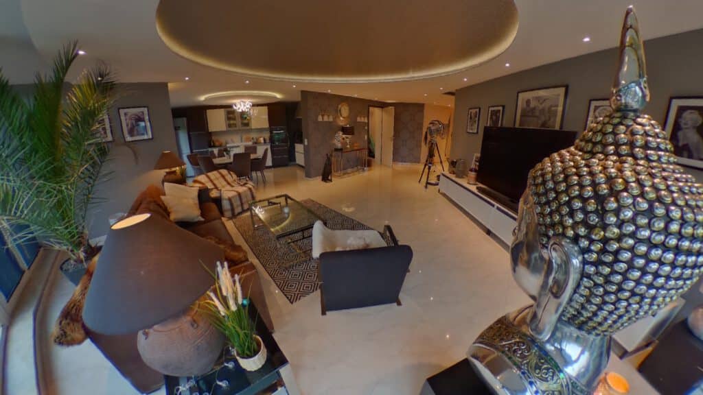 Offener Wohn-/Essbereich mit Designmöbeln und indirekter Deckenbeleuchtung – Luxus-Mietwohnung in Rostock-Südstadt (Satower Straße) · Referenz 5666