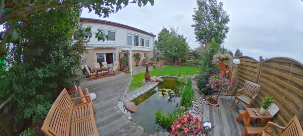 Gartenansicht mit Teich und Terrassen in Schwaan (Tannenbergsiedlung) – Referenz 5718