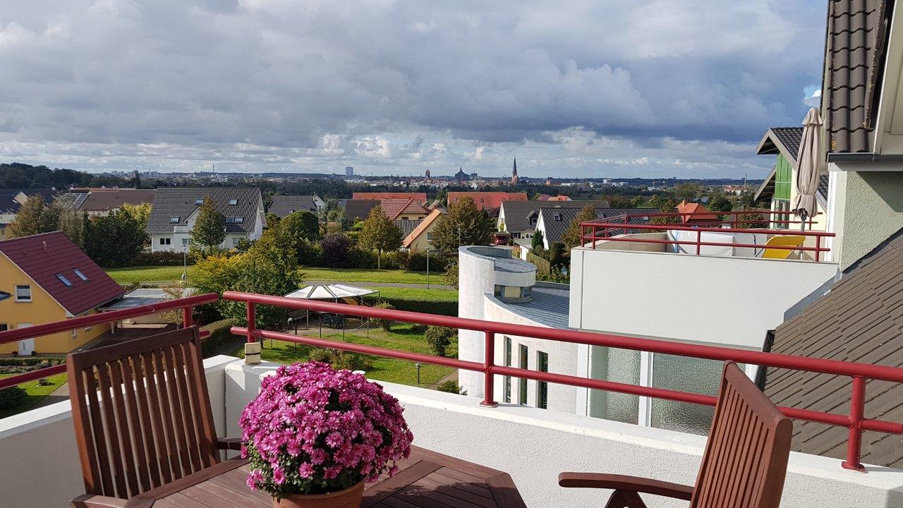 Balkonblick mit Rostock-Panorama – Eigentumswohnung in Brinckmanshöhe (18055) · Referenz 5585