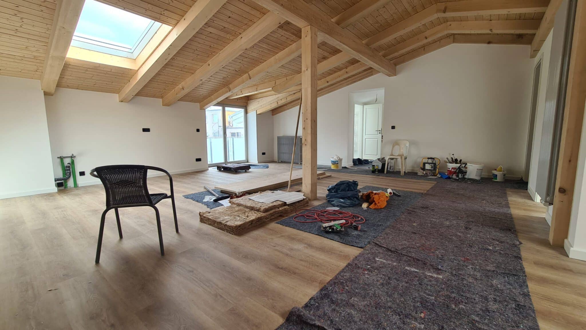 Wohnküche im Dachgeschoss mit sichtbaren Holzbalken – Mietwohnung in Rostock-KTV