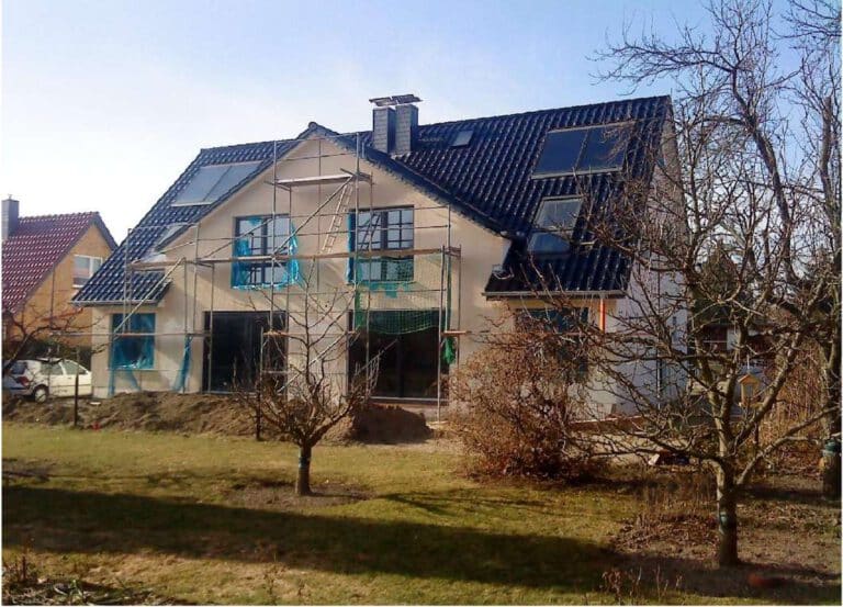 Neubau-Doppelhaushälfte in Rostock-Dierkow-Ost – Gartenansicht mit Solaranlage