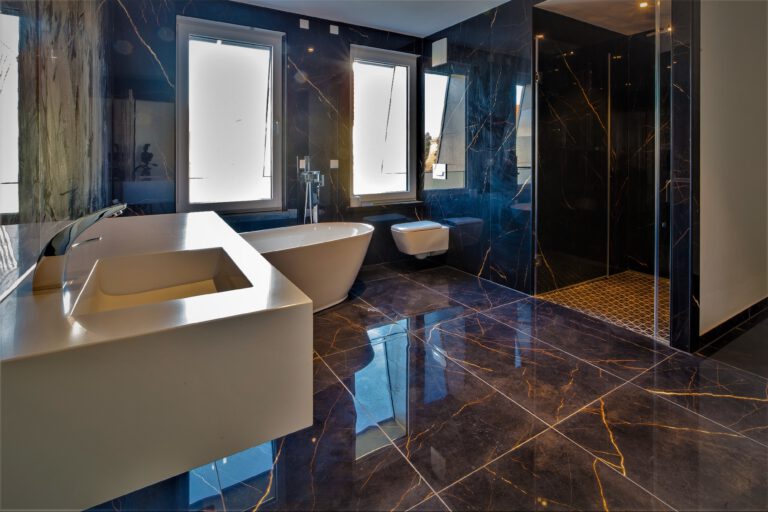 Luxuriöses Marmorbad der Dachgeschosswohnung in Rostock-Hansaviertel – Referenzobjekt 5663 – Büchel Immobilien Rostock