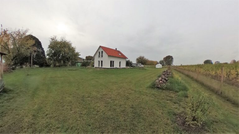 Außenansicht des Neubau-Einfamilienhauses im Rohbauzustand in Baumgarten (18246, Landkreis Rostock, Wiesenweg) mit großem Grundstück – Referenzobjekt 5679 – Büchel Immobilien Rostock