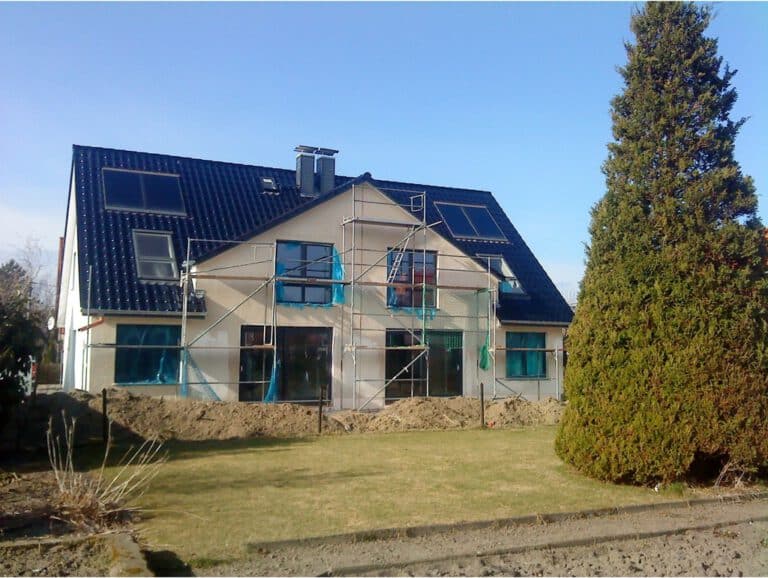 Einfamilienhaus in Rostock – Gartenansicht während der Sanierung mit Solaranlage