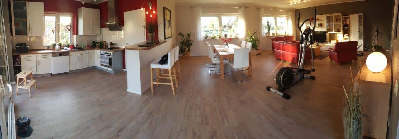 Offener Wohn- und Küchenbereich des Einfamilienhauses in Sarmstorf bei Güstrow – Referenzobjekt 5616 – Büchel Immobilien Rostock