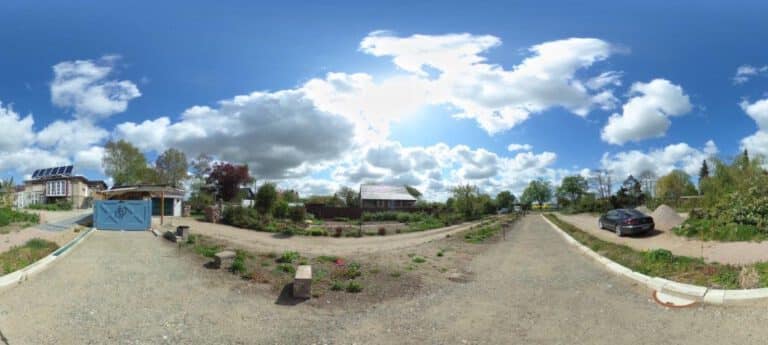 Panoramablick auf das Baugrundstück in Tessin mit Obstbaumbestand – Referenzobjekt 5643 – Büchel Immobilien Rostock