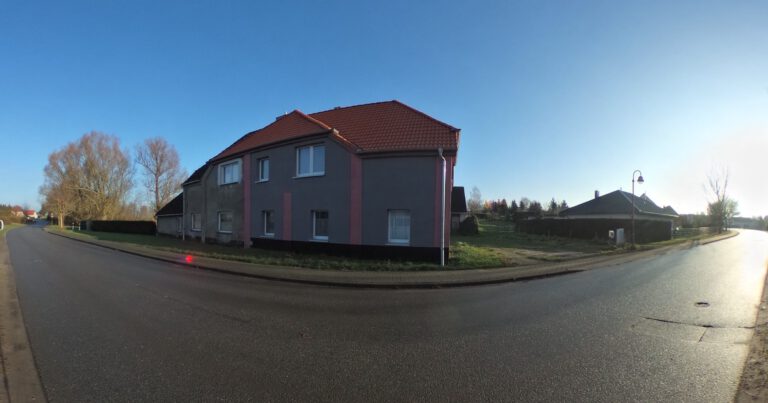 Straßenansicht der sanierten Doppelhaushälfte in Sanitz (Landkreis Rostock) – Referenzobjekt 5665 – Büchel Immobilien Rostock