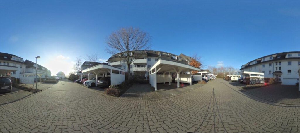 Außenansicht des Hofbereichs mit Carportanlage am Mehrfamilienhaus in Rostock-Toitenwinkel – Referenzobjekt 5637 – Büchel Immobilien Rostock