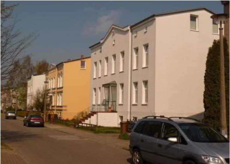 Mehrfamilienhaus in Rostock-Gehlsdorf – Straßenansicht saniertes Wohnhaus