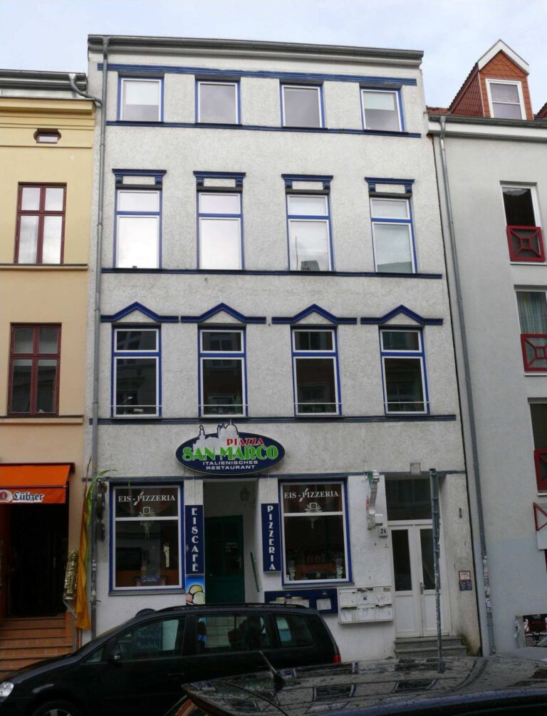 Wohn- und Geschäftshaus mit Pizzeria San Marco in der Leonhardstraße, Kröpeliner-Tor-Vorstadt Rostock